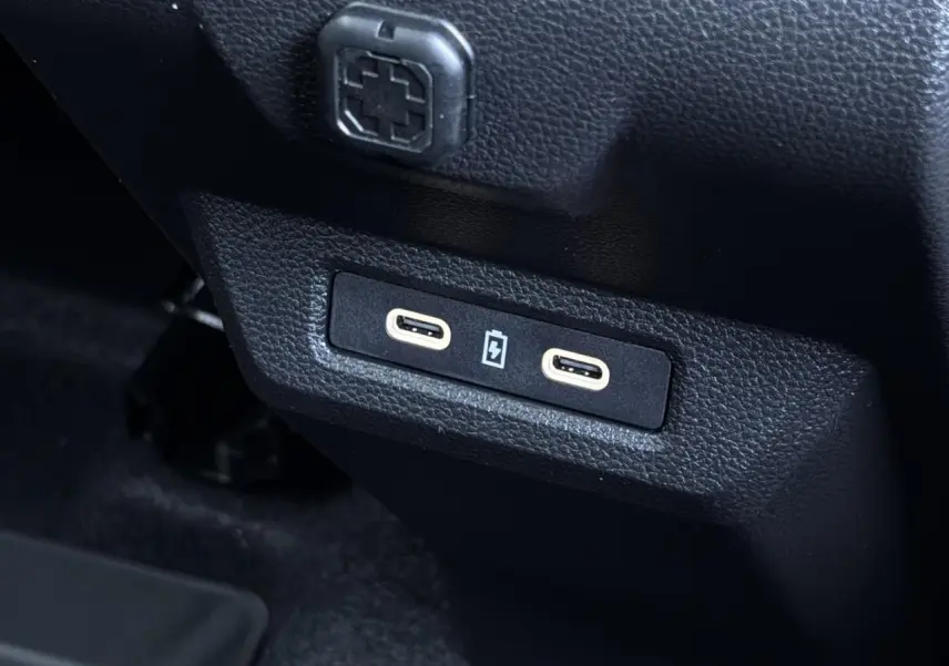 Gros plan sur les deux prises USB type C à l'arrière de la console centrale du Dacia Duster Blanc Glacier 2026.