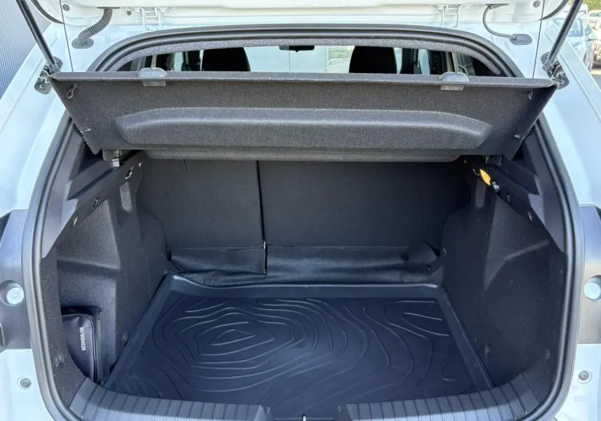 Coffre ouvert du Dacia Duster Blanc Glacier 2026, vue arrière montrant l’espace de chargement et la housse de protection noire.