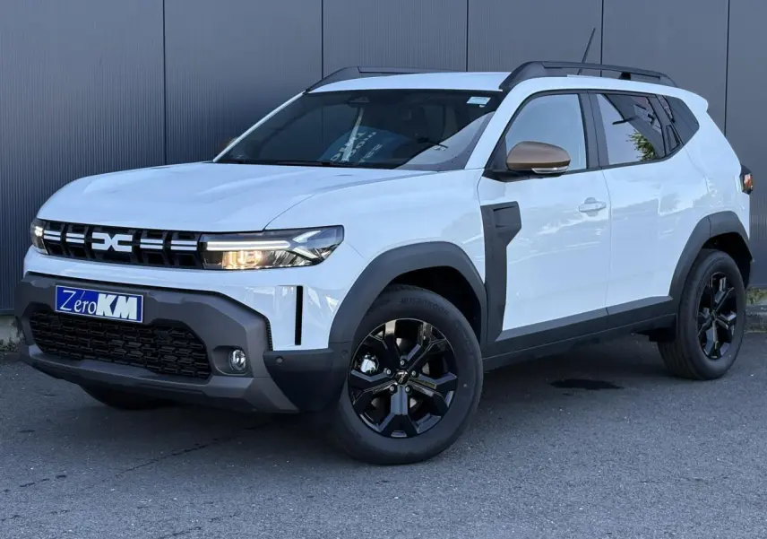 Dacia Duster ECO-G 120 Auto Extrême blanc glacier, vue 3/4 avant droit avec jantes noires et barres de toit.