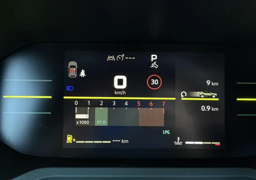 Tableau de bord digital du Dacia Duster 2026 affichant vitesse, régime moteur, mode éco et autonomie GPL.
