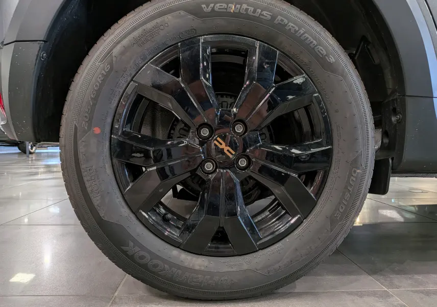 Gros plan sur la jante noire brillante de 16 pouces du Dacia Sandero Stepway TCe 110 Gris Schiste, avec pneu Hankook visible.
