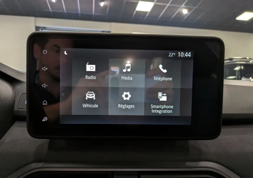 Écran tactile central du tableau de bord de la Dacia Sandero Stepway 2025 affichant les options radio, média, téléphone et réglages.