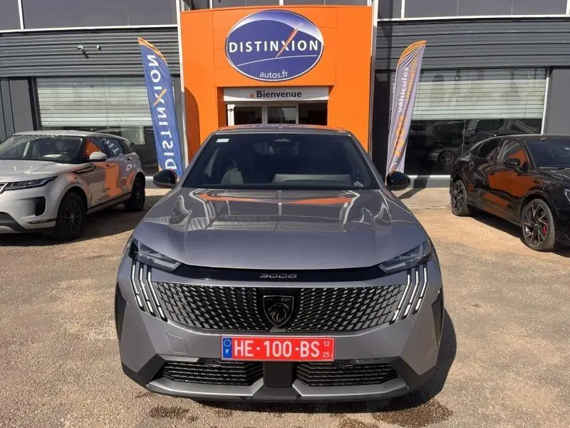 Vue avant d'un Peugeot 3008 gris Artense avec calandre distinctive et plaques rouges d'immatriculation temporaires.