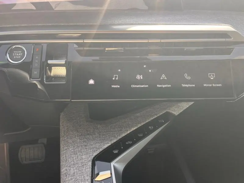 Vue rapprochée de la planche de bord du Peugeot 3008 gris Artense, mettant en valeur l'écran tactile et les commandes modernes.