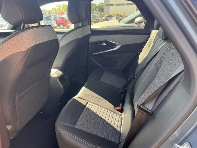 Vue intérieure arrière côté droit du Peugeot 3008 gris Artense, montrant les sièges en tissu CRISPY/TEP et les finitions de porte.