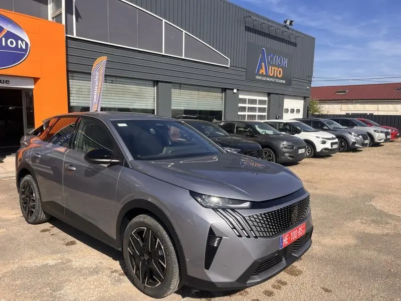 Peugeot 3008 gris Artense en 3/4 avant droit, avec calandre distinctive et jantes noires au soleil.