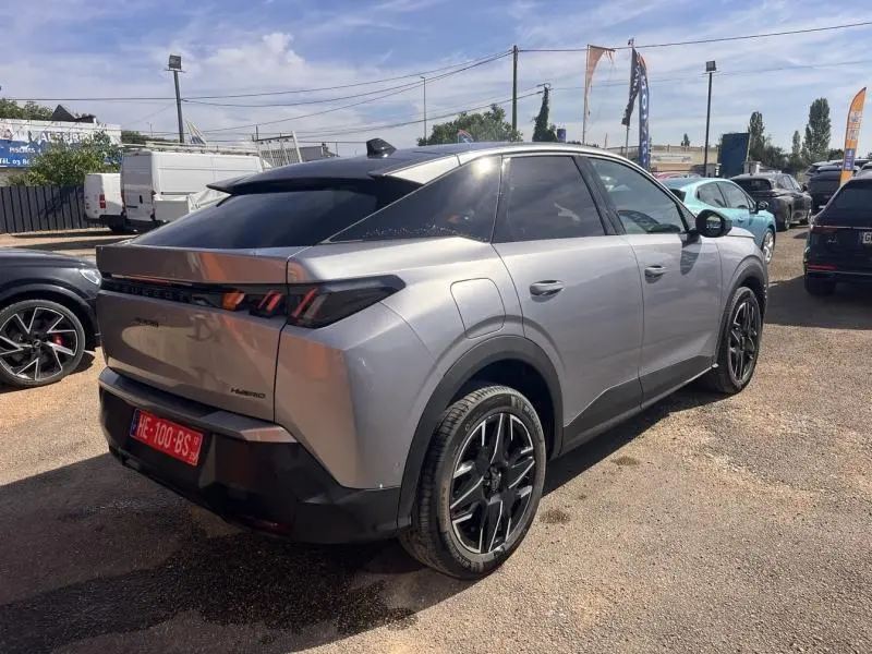 Peugeot 3008 Hybrid gris Artense vue 3/4 arrière droit, jantes noires et vitres arrière surteintées.