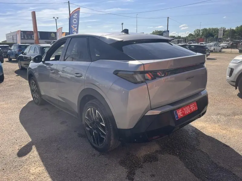 Vue 3/4 arrière droite du Peugeot 3008 Hybrid gris Artense avec feux arrière LED et jantes alliage noires.