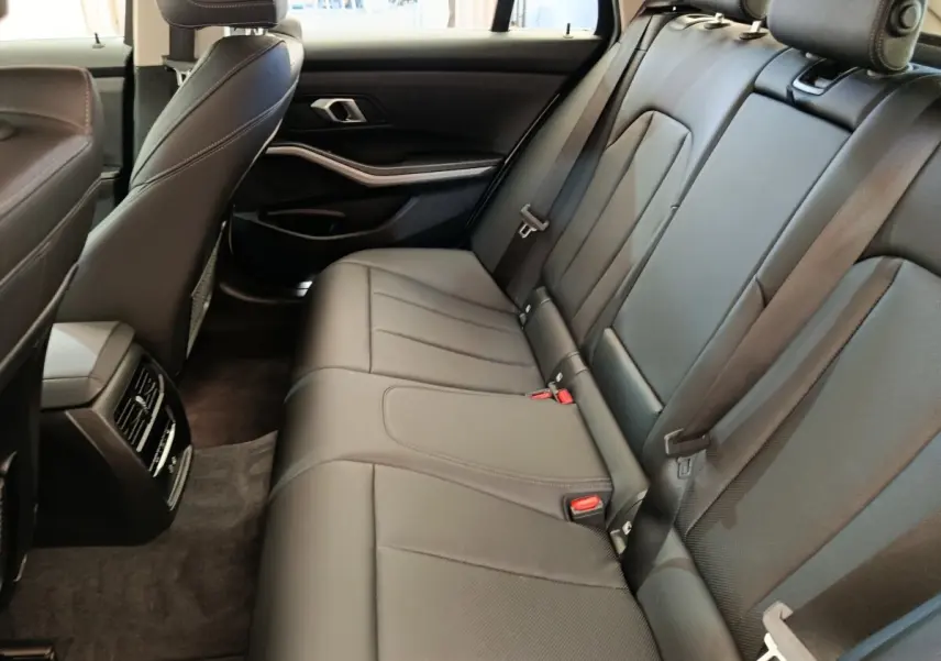 Vue intérieure côté droit des sièges arrière en cuir noir de la BMW Série 3 320e hybride rechargeable.