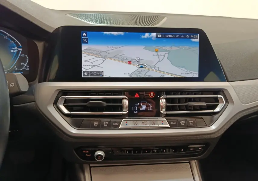 Vue rapprochée du tableau de bord de la BMW Série 3 320e hybride avec écran tactile de navigation 10,3 pouces.