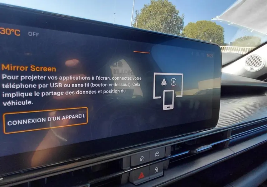 Écran tactile central affichant la fonction Mirror Screen dans l’habitacle du Jeep Avenger 2025, côté droit.