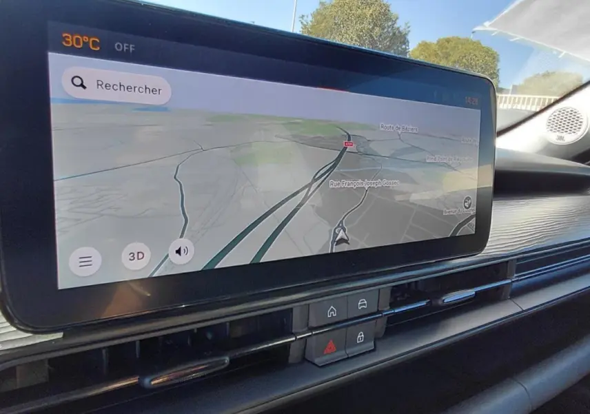 Écran tactile central avec navigation GPS dans l’habitacle du Jeep Avenger blanc, vue de côté droit.