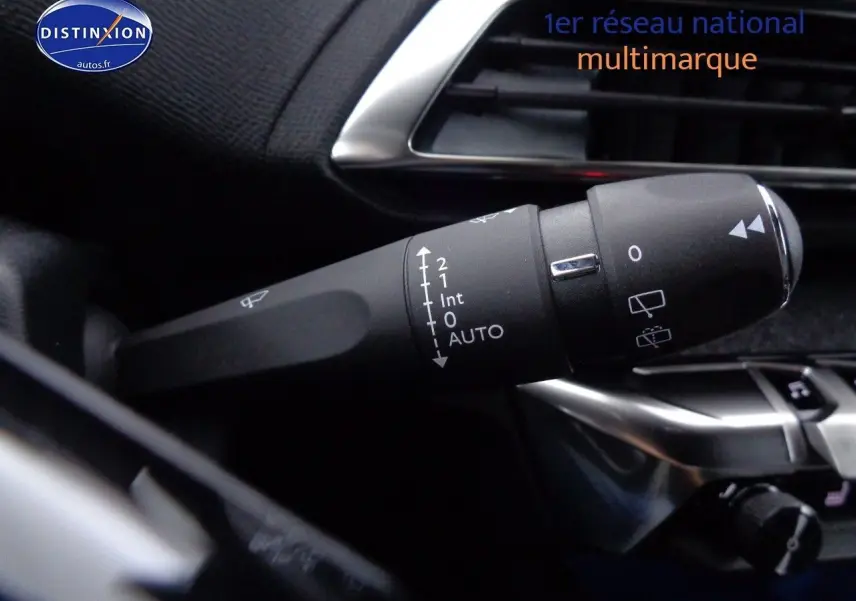 Gros plan sur la commande d'essuie-glace à gauche du volant dans l'habitacle du Peugeot 3008 bleu Celebes Metal 2023.