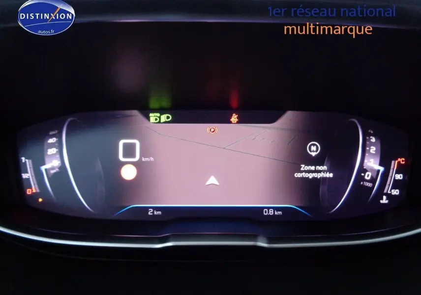 Tableau de bord numérique du Peugeot 3008 bleu, affichant la vitesse à 0 km/h et une zone non cartographiée.