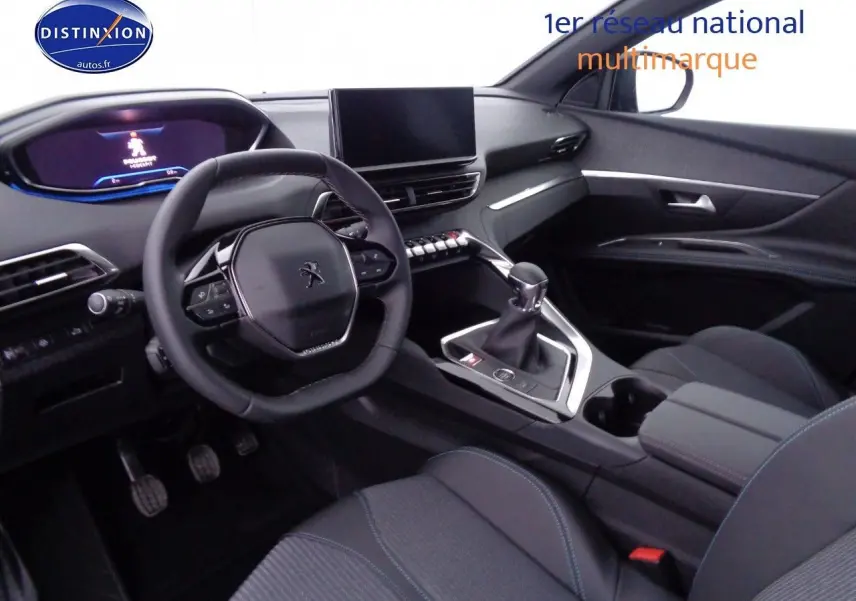Intérieur du Peugeot 3008 2023 en vue côté conducteur, montrant le volant compact et la console centrale avec boîte manuelle.