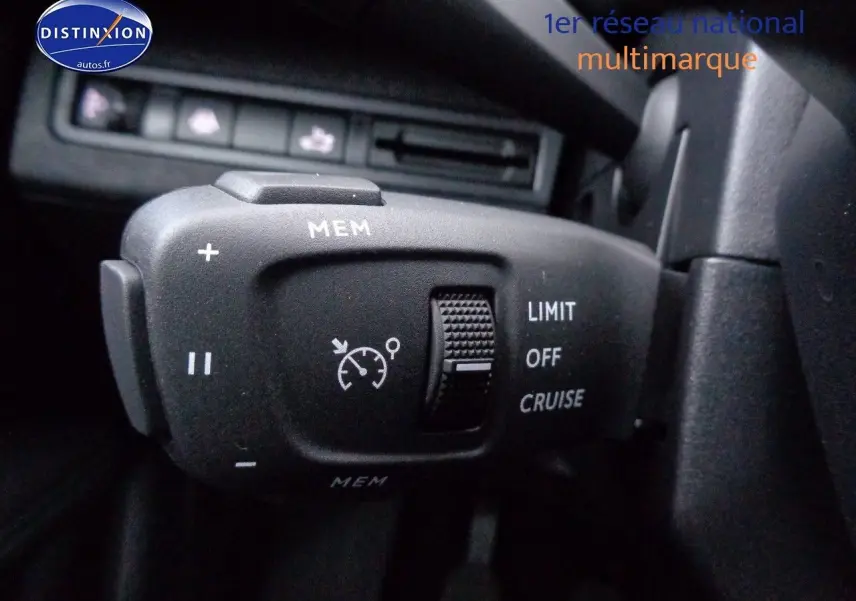 Gros plan sur la commande de régulateur de vitesse du Peugeot 3008 bleu Célèbes Métal, côté gauche du volant.