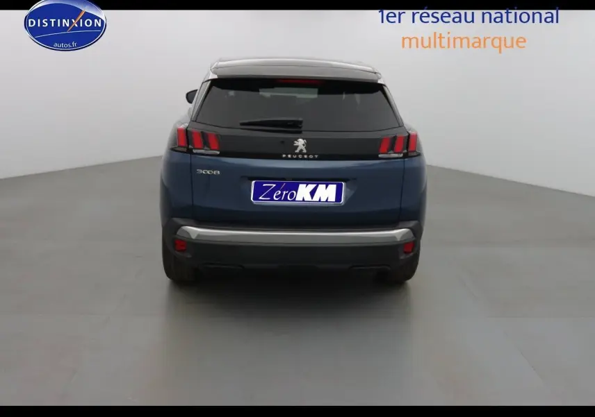 Vue arrière d'un Peugeot 3008 bleu Célebès Métal 2023 avec feux arrière à trois griffes distinctives.