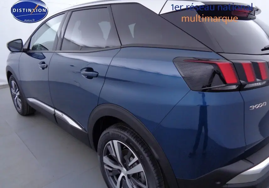 Vue 3/4 arrière gauche d'un Peugeot 3008 bleu Célèbes Métal 2023 avec jantes alliage et feux LED distinctifs.
