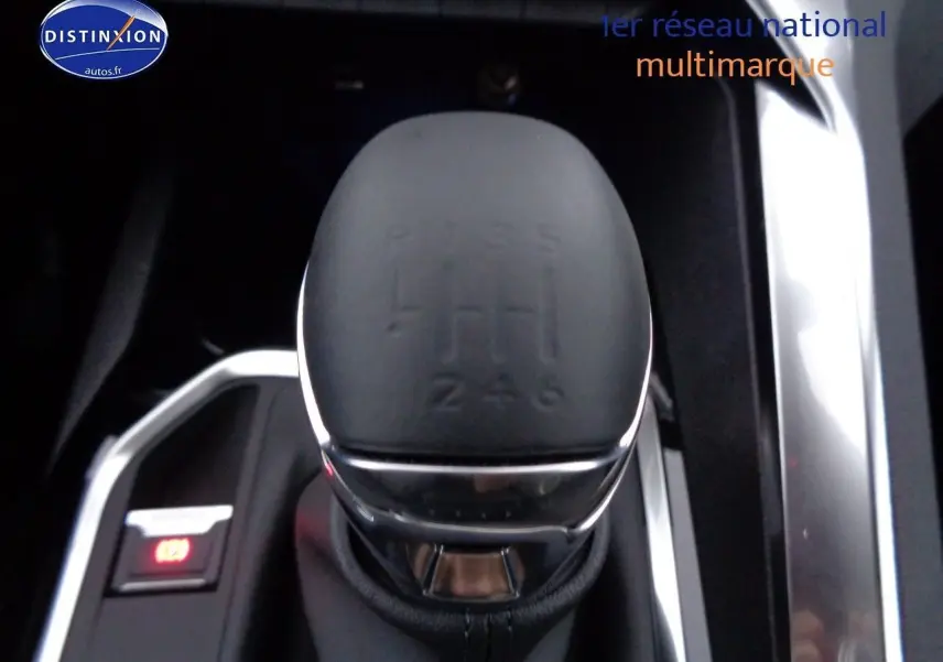 Gros plan sur le levier de vitesses manuel noir du Peugeot 3008 Bleu Celebes Metal, avec console argentée autour.