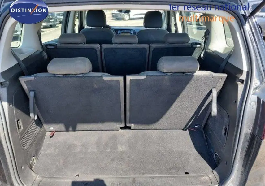 Vue arrière de l'Opel Zafira noir métal 2017 montrant le coffre avec les sièges arrière en position relevée.