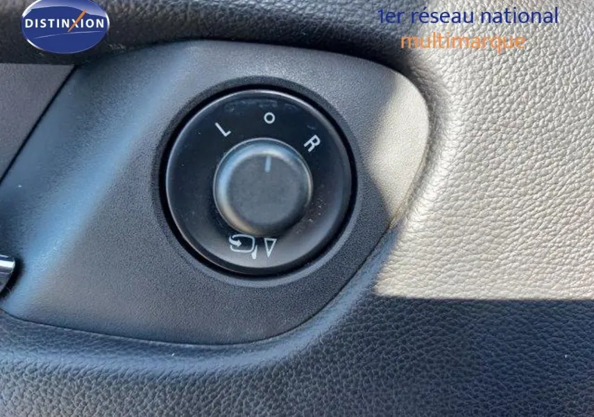 Gros plan sur le bouton de réglage des rétroviseurs dans l'habitacle de l'Opel Zafira noir métal 2017