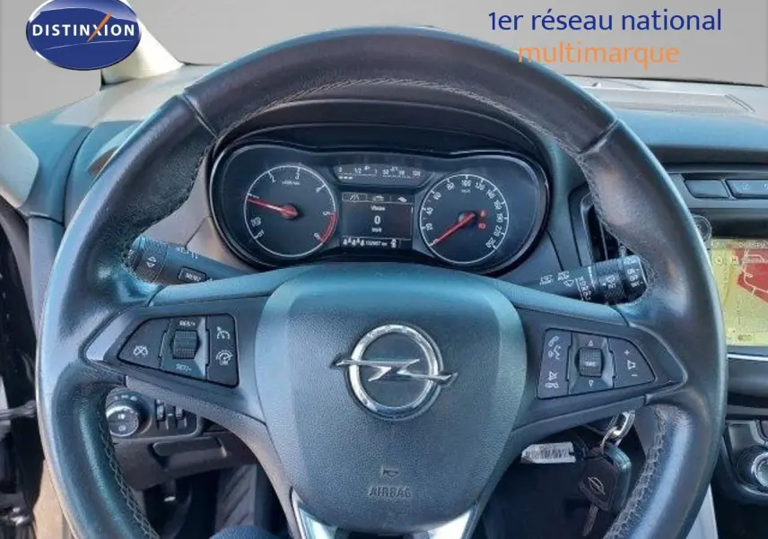 Volant noir de l'Opel Zafira 2017 diesel, vue centrée sur le tableau de bord et commandes au volant.