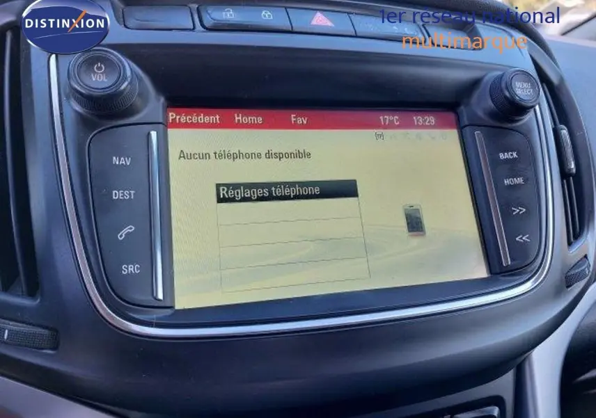 Écran tactile central de l'Opel Zafira 2017 noir métal affichant les réglages téléphone, vue rapprochée du tableau de bord.
