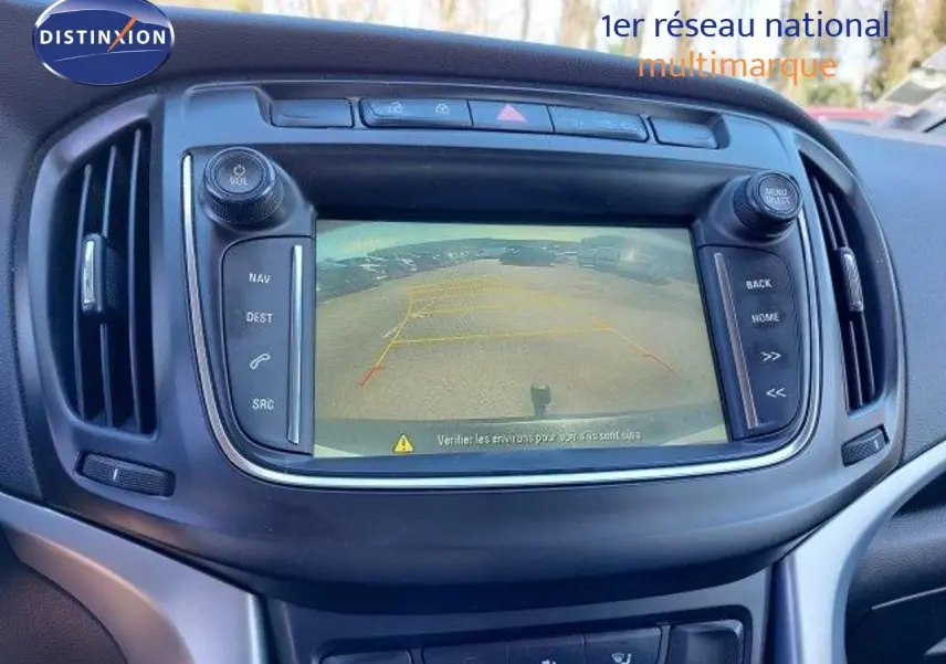 Écran tactile central affichant la caméra de recul dans l'habitacle d'une Opel Zafira noire métal de 2017.