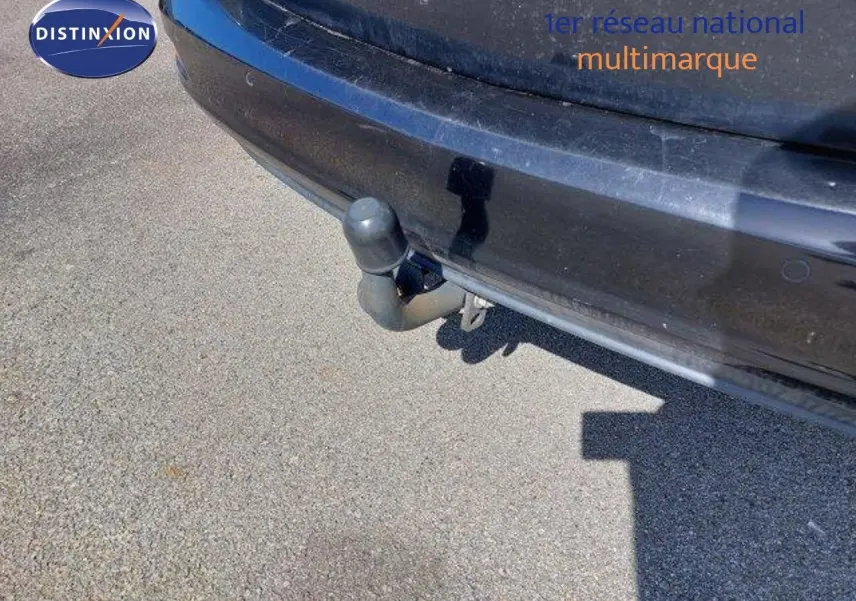 Gros plan sur l'attelage arrière d'une Opel Zafira noire métal, version 2017, montrant le pare-chocs et la boule d'attelage.