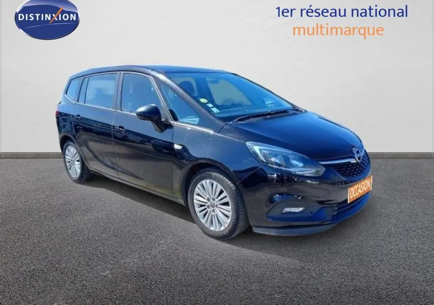 Opel Zafira noir métal vue 3/4 avant droit sur fond neutre avec jantes alliage et phares LED allumés