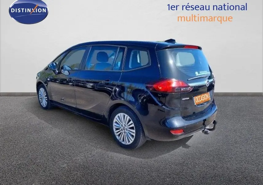 Opel Zafira noir métal vue 3/4 arrière droit, monospace 7 places avec attelage et jantes alliage.