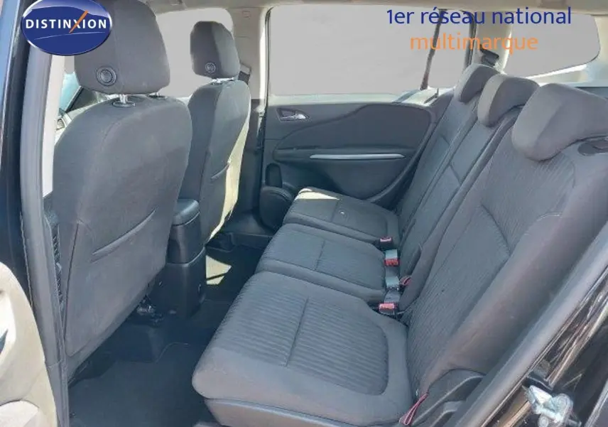 Vue intérieure côté gauche montrant la banquette arrière en tissu gris d'une Opel Zafira noire métallisée de 2017.
