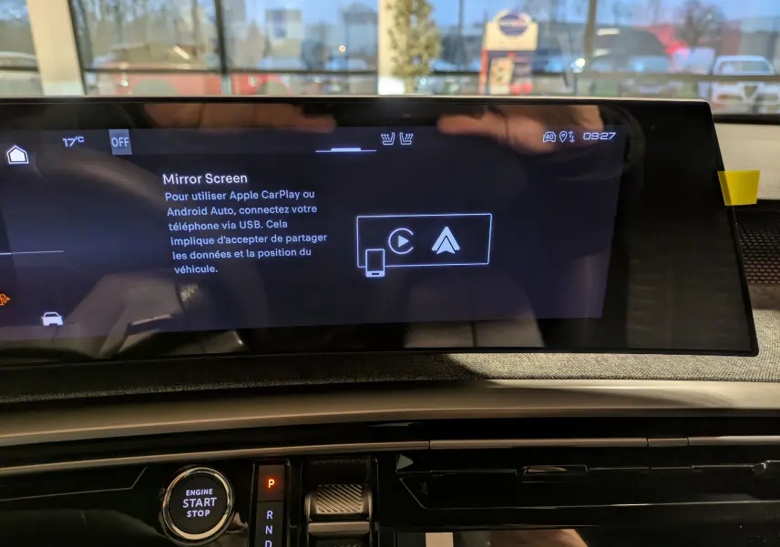 Écran tactile central du Peugeot 3008 Hybrid 145 GT 2025 affichant les instructions Mirror Screen, intérieur noir moderne.
