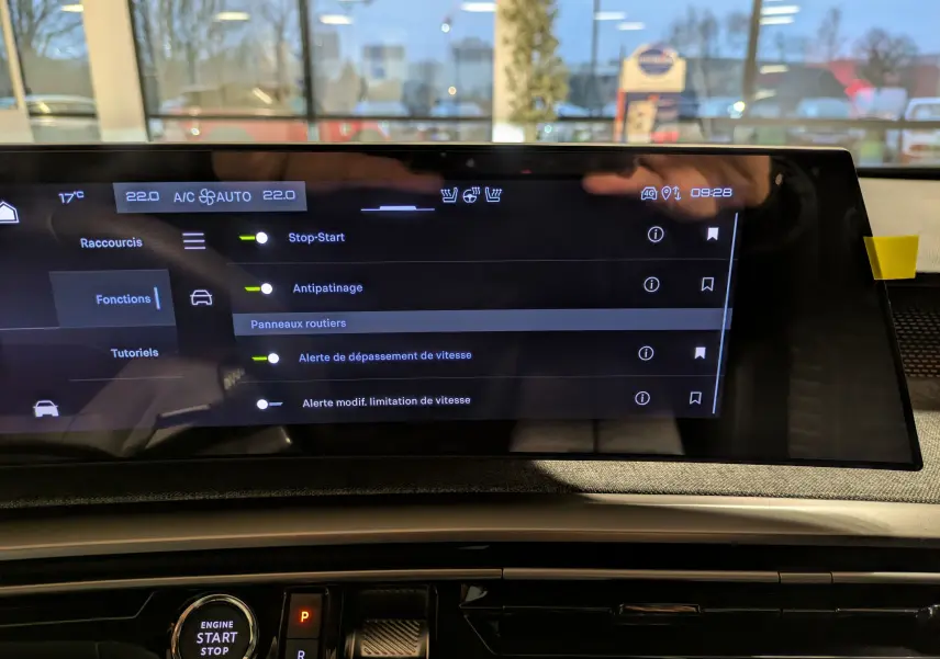 Écran tactile central du tableau de bord du Peugeot 3008 Hybrid 145 GT, affichant les réglages d’aide à la conduite.