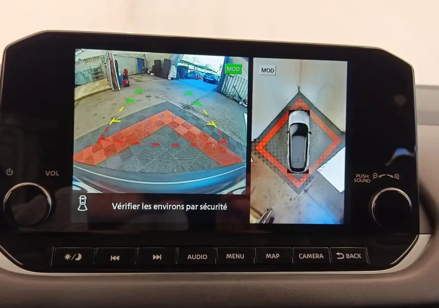 Écran tactile intérieur affichant la caméra de recul et vue à 360° du Nissan Qashqai gris foncé, tableau de bord moderne.