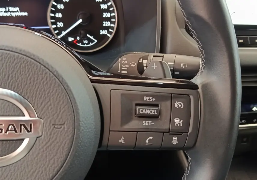 Gros plan sur le volant cuir du Nissan Qashqai 2022, côté droit avec commandes de régulateur et assistance conduite.