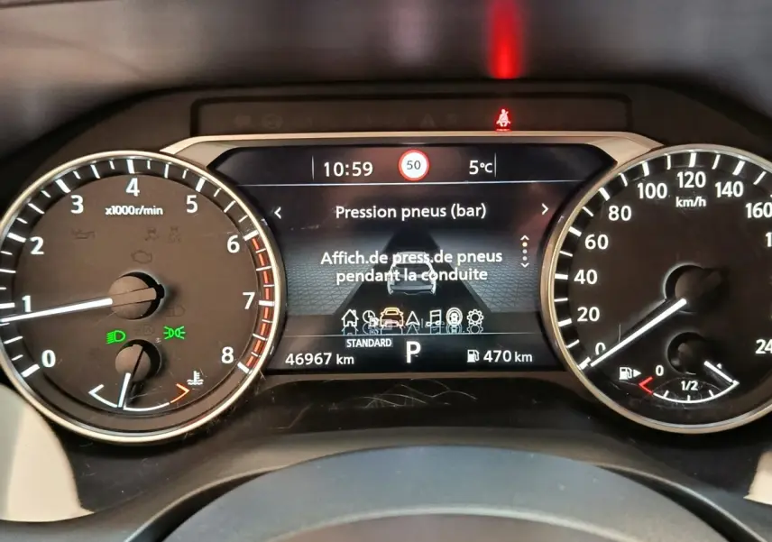 Vue rapprochée du combiné d'instruments numérique et analogique du Nissan Qashqai 2022, affichant la pression des pneus.