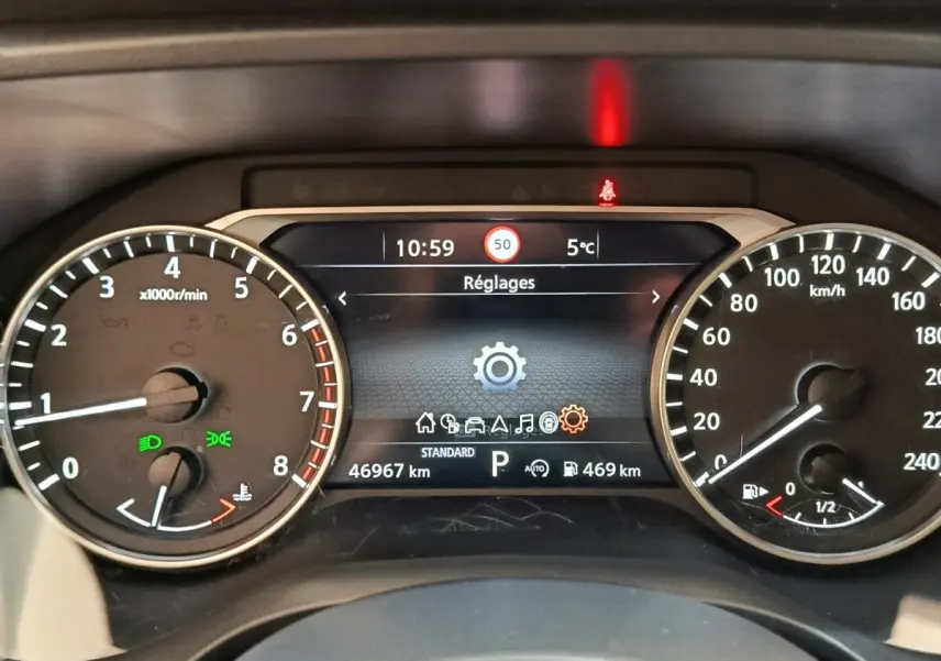 Tableau de bord numérique du Nissan Qashqai 1.3 MHEV 2022 avec compte-tours, vitesse et affichage multifonctions.