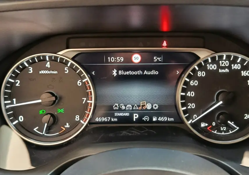 Vue rapprochée du combiné d'instruments du Nissan Qashqai 2022 affichant la vitesse, le régime moteur et l'écran central Bluetooth.