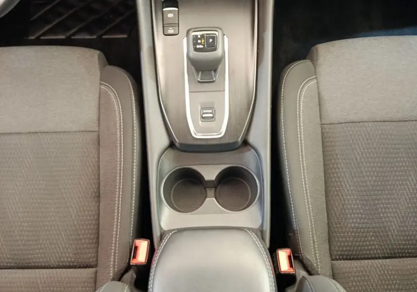 Vue plongeante sur la console centrale et les sièges avant gris du Nissan Qashqai 1.3 MHEV 158ch Xtronic N-Style 2022.