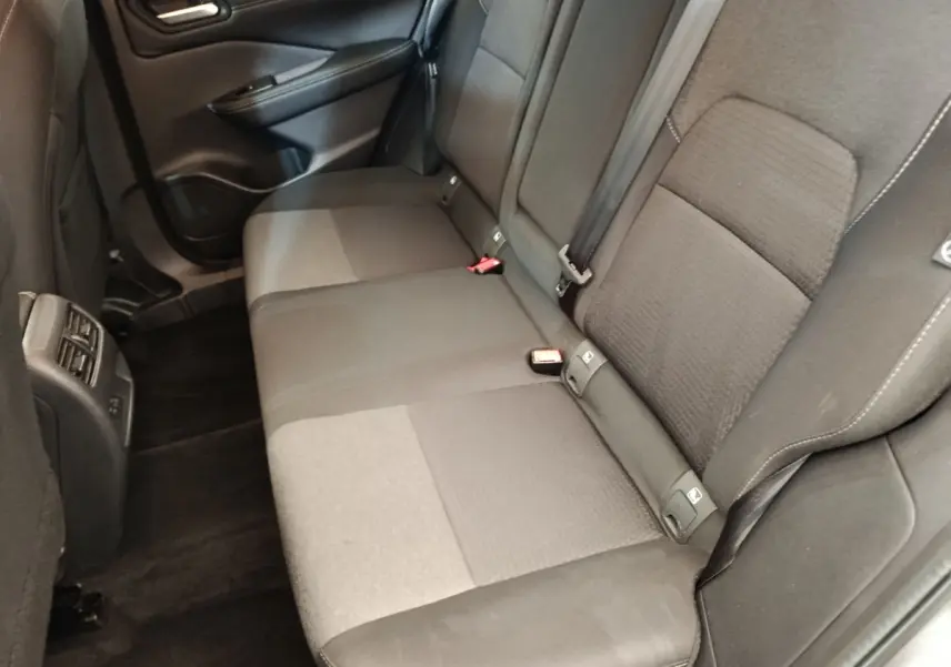 Vue intérieure côté droit de la banquette arrière gris foncé du Nissan Qashqai 1.3 MHEV 2022 avec ceintures visibles.