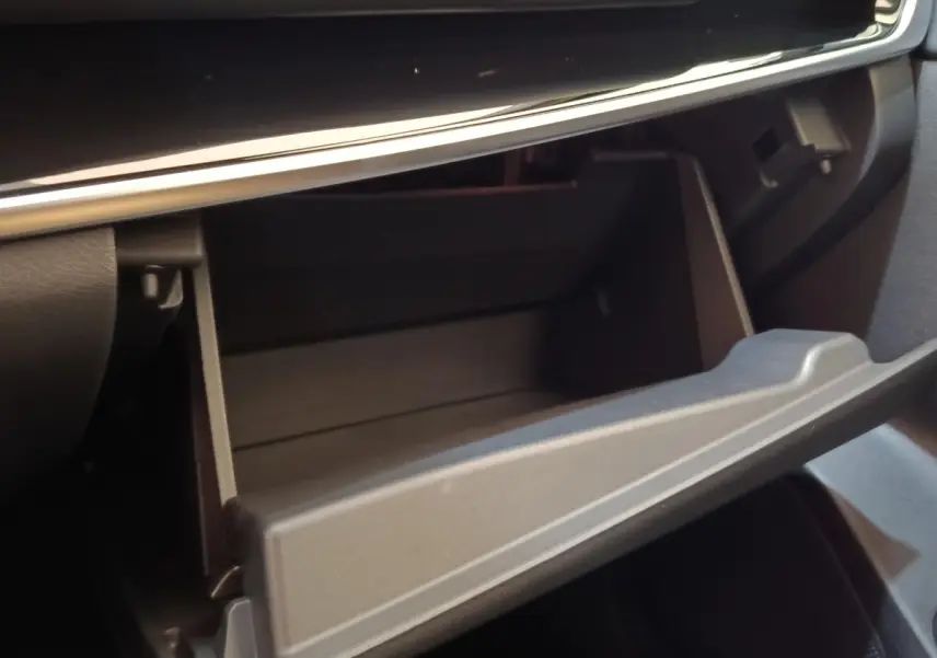 Gant de rangement ouvert côté passager dans l’habitacle du Nissan Qashqai gris foncé 2022.