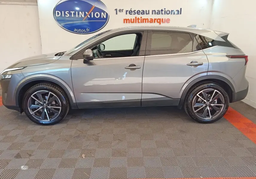 Vue de profil côté gauche du Nissan Qashqai gris foncé 2022, avec jantes alliage et toit contrasté noir.