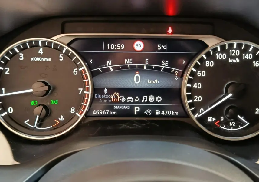 Tableau de bord numérique du Nissan Qashqai 2022, affichage multifonctions avec compte-tours et vitesse en km/h.