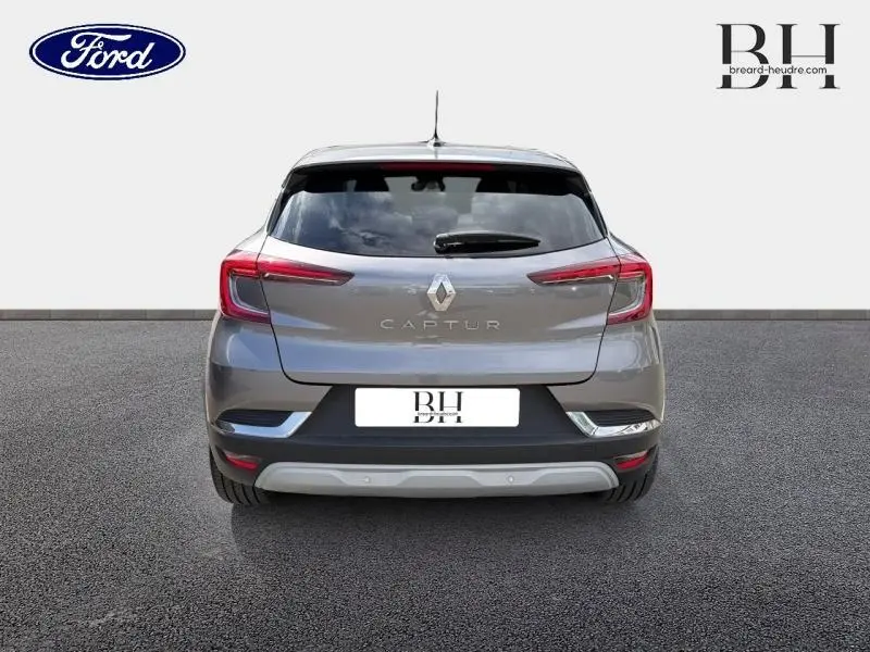 Vue arrière d'un Renault Captur gris Cassiopée 2022 avec feux LED et logo Renault bien visibles.