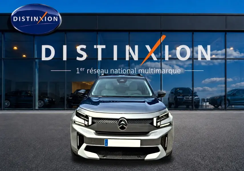 Vue frontale d'une Citroën C3 Aircross gris mercury 2026 avec calandre noire et phares LED distinctifs.