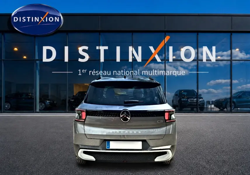 Vue arrière d'un Citroën C3 Aircross gris mercury 2026 avec feux LED et barres de toit visibles.