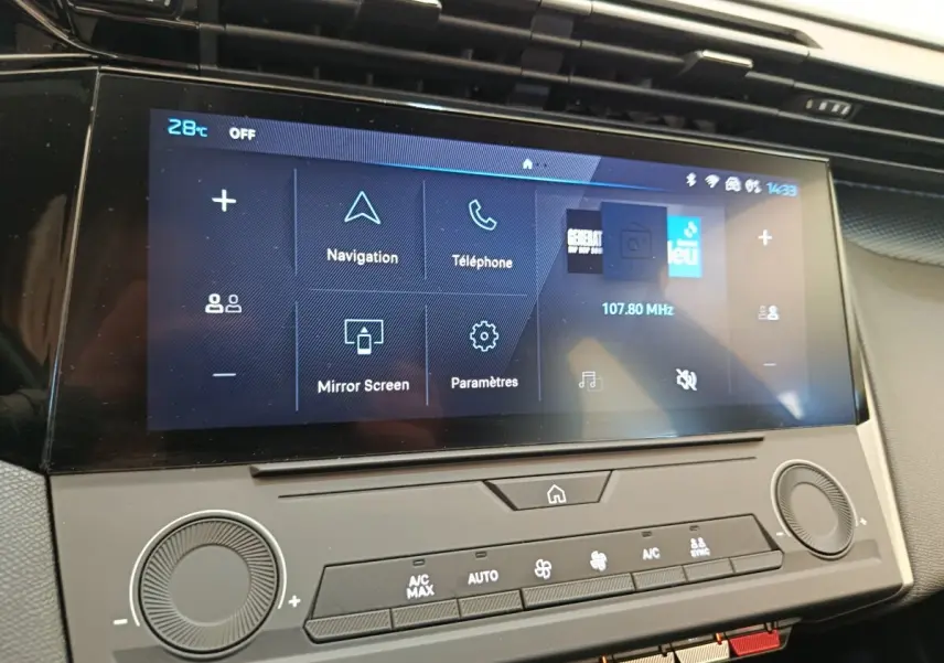 Écran tactile central de 10 pouces du tableau de bord du Peugeot 308 blanc, affichant les options de navigation et téléphone.