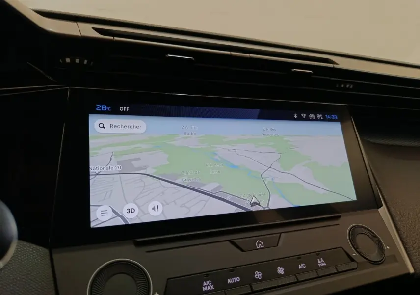 Écran tactile central affichant la navigation dans l’habitacle de la Peugeot 308 blanche, vue de face rapprochée.