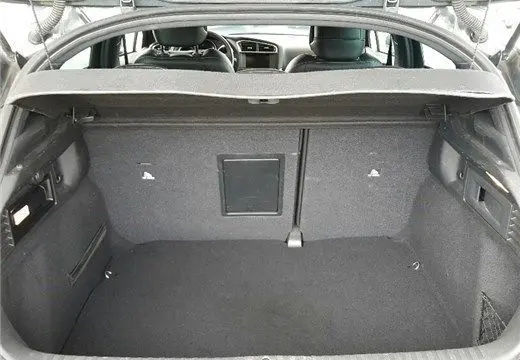 Coffre ouvert du Land Rover Discovery Sport noir de 2017, vue intérieure arrière montrant l'espace de chargement et la banquette arrière.